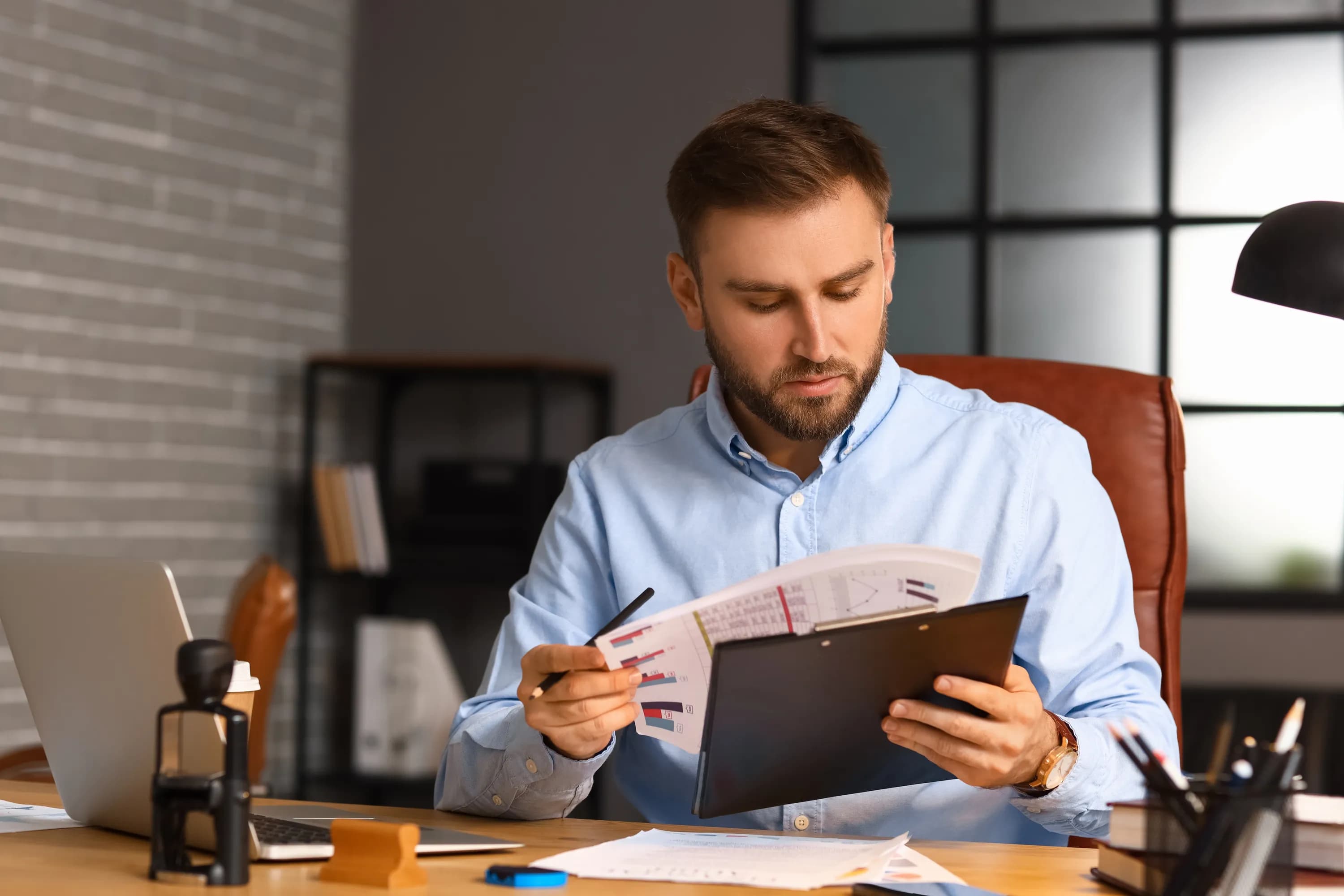 Man underwriting an account